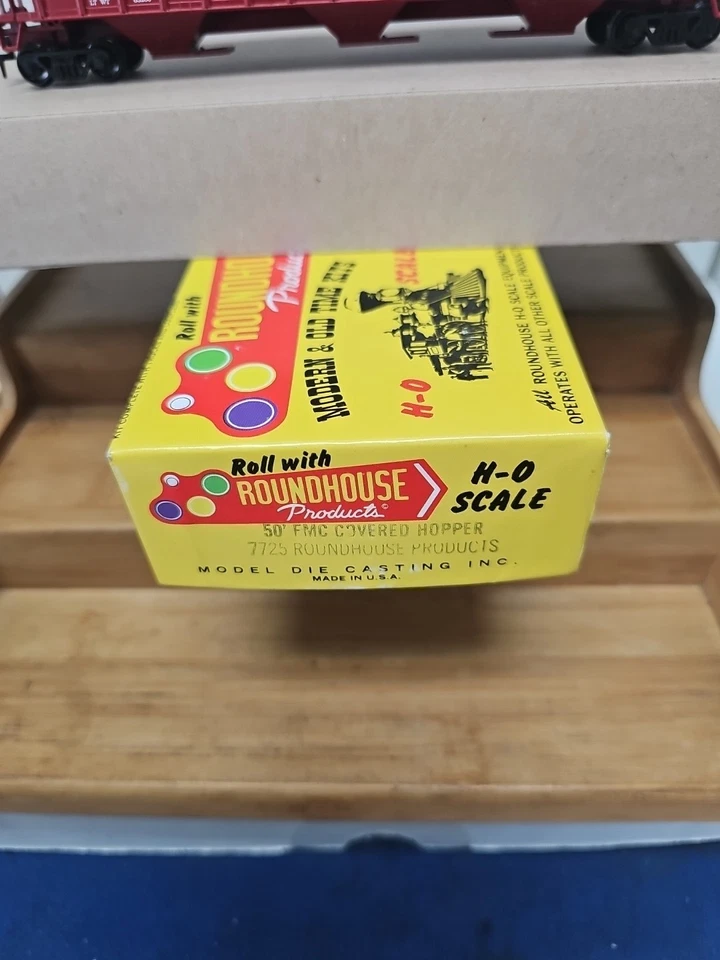 Roundhouse HO Scale 50' FMC Covered Hopper #7725 - Image 2 of 4