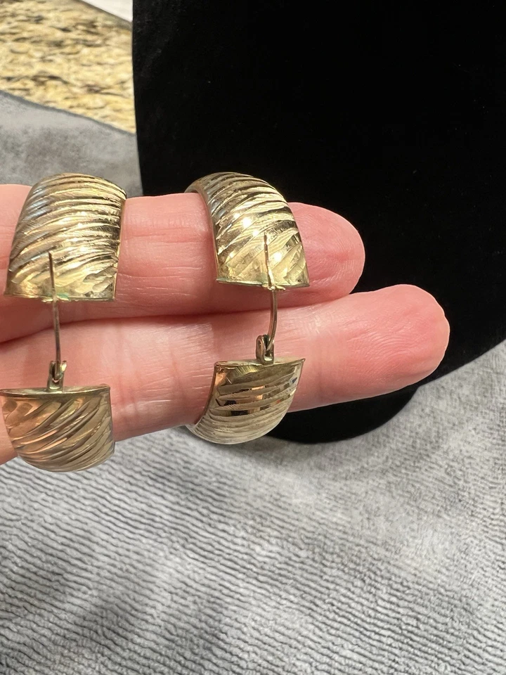 Brincos de argola texturizada de bronze Bellezza of Turkey sobreposição de ouro gota de 1,5 pol. - Imagem 2 de 3