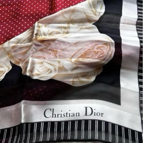 Foulard Christian Dior en soie rouge noir blanc motif rayures à pois fleurs 35 x 35
