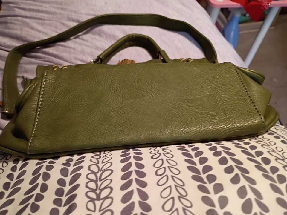 Bolso de mano de cuero verde oliva con detalles de borla Foto 3 de 4