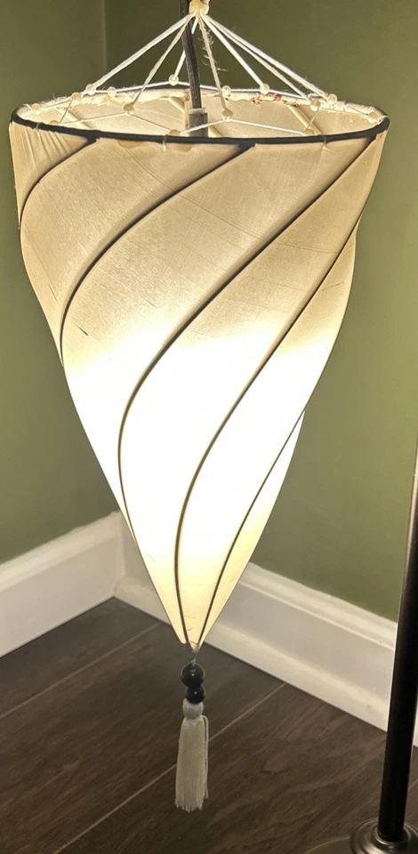 Abajur de mesa Pottery Barn Medina 28” bege bronze sombra pendurada bronze marroquino - Imagem 2 de 2