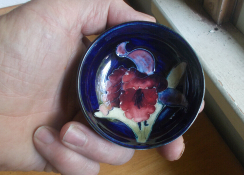 1950s MOORCROFT SMALL ART POTTERY BOWL WITH LABEL POTTERS TO THE LATE QUEEN MARY - Afbeelding 1 van 5