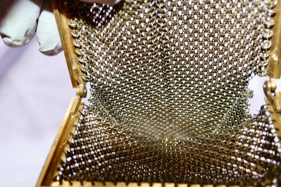 МАНДАЛИЙСКАЯ И CO ПЛОСКАЯ СЕТЧАТАЯ ЭМАЛЬ ТЯЖЕЛАЯ ЗОЛОТАЯ РАМКА фиолетовая и лаймовая СУМКА 1900-х годов - Изображение 3 из 4