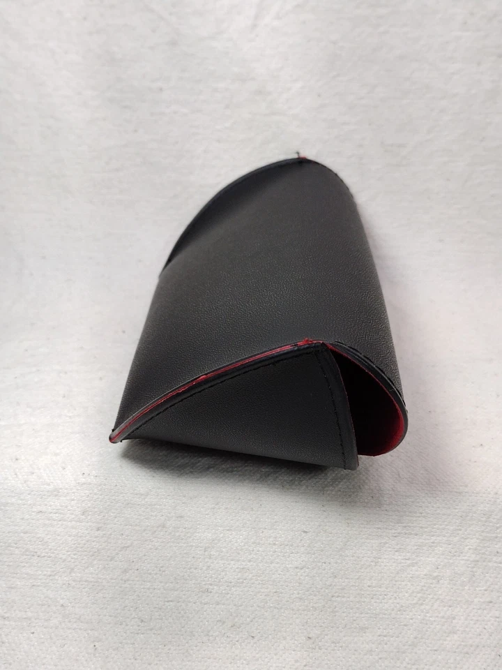 Estuche Bolle para gafas de sol negro cierre a presión rojo logotipo rojo interior protector Foto 4 de 4