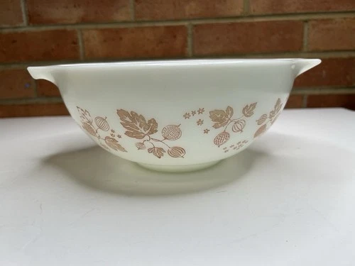 Vintage Pyrex 443 2 1/2 Quart Pink White Gooseberry Cinderella Mixing Bowl
