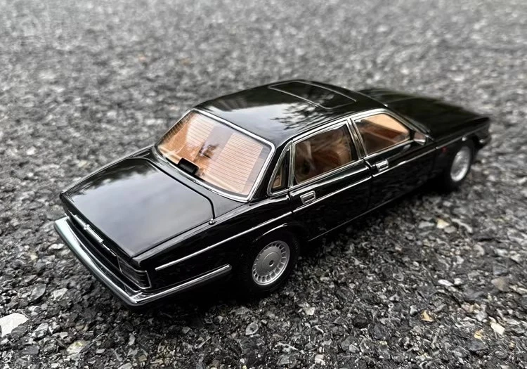 Almost Real AR 1:18 Jaguar XJ6 XJ40 Diecast Model Car Gifts Display Black/White - Image 3 of 4