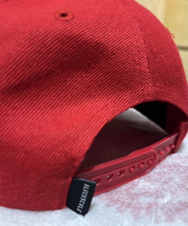 Gorra a escala negra Snapback color ROJO.  Talla única Foto 4 de 4