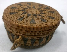 ANTIQUE WOVEN WICKER BASKET WITH LID - EXCELLENT CONDITION - BEAUTIFUL DESIGN
