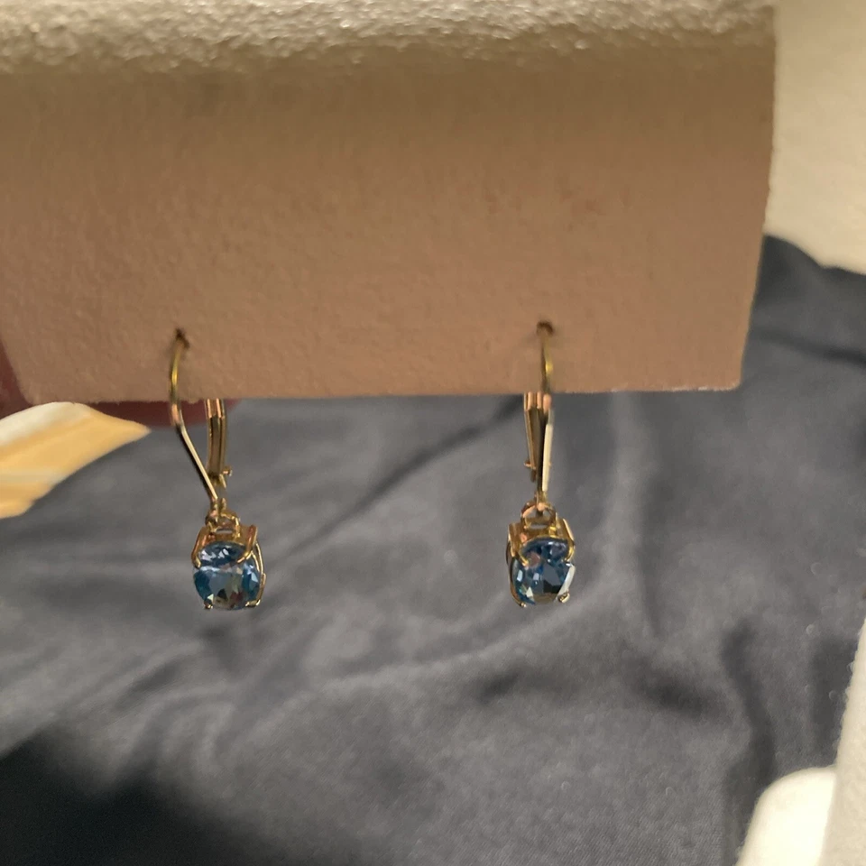 Juego de colgantes de oro amarillo de 14k con topacio azul y pendientes a juego Foto 2 de 4