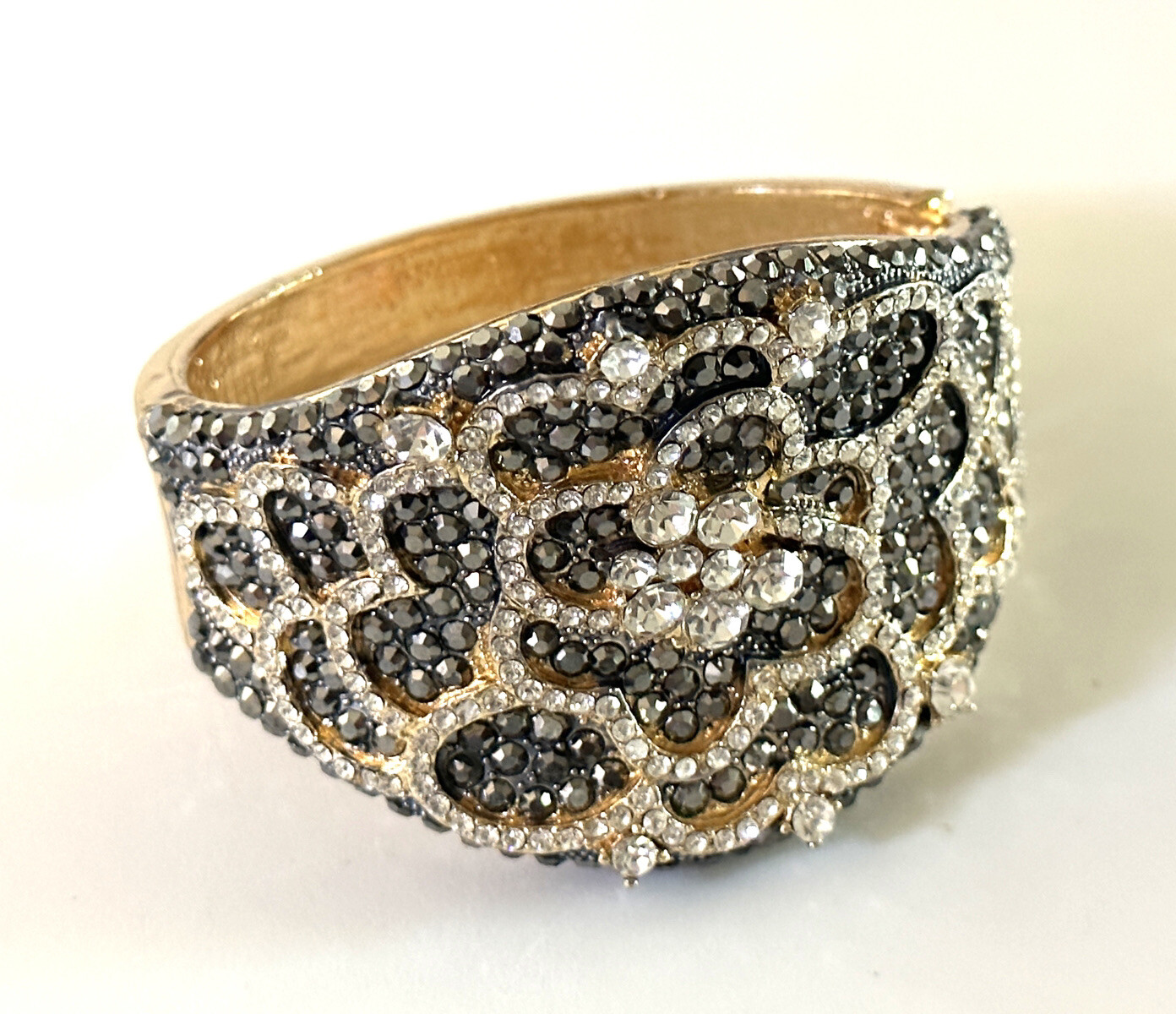BEAUTIFUL RHINESTONE / CRYSTAL STATEMENT BRACELET. - image 2