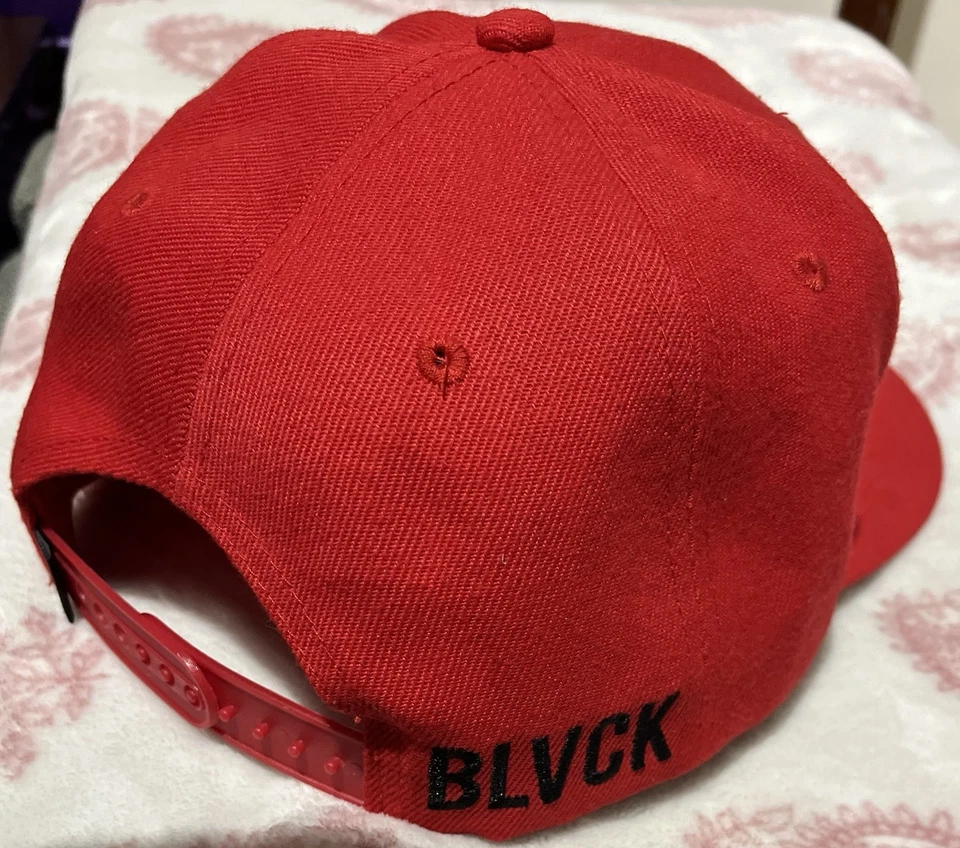 Gorra a escala negra Snapback color ROJO.  Talla única Foto 2 de 4