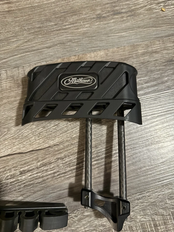 Mathews Quiver LowPro Fixed 2 Piece 6 Arrow Quiver Right Hand - Black - Image 2 of 4