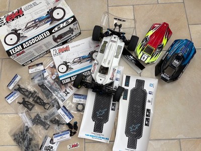 Team Associated RC10 B64 TEAM. 4WD RC Auto Rolling Chassis mit einigen Ersatzteilen