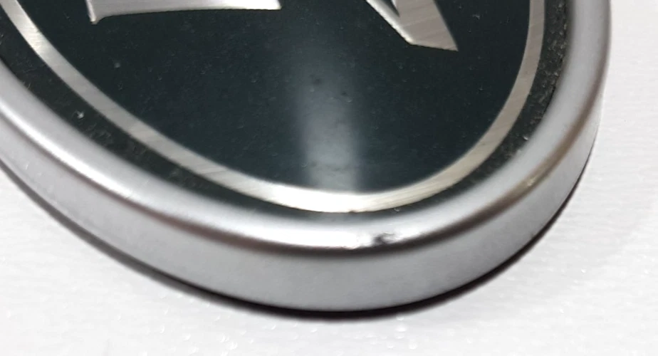 Land Rover Defender Evoque Bagagliaio Portellone Logo Stemma Originale LR060140 - Immagine 4 di 4