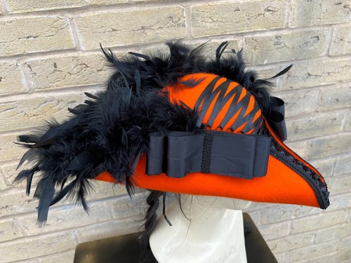 Impresionante Corsé Plumas Renacentistas Sombrero Pirata Tricornio Negro Naranja 57cm (2) - Imagen 5 de 6