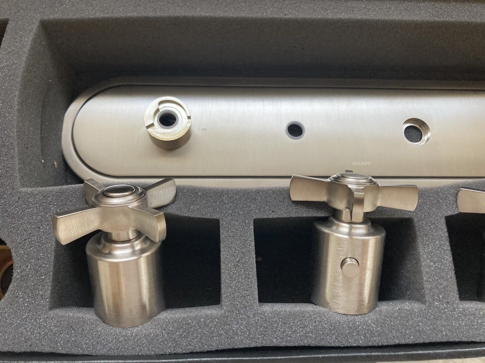 Graff Serie M Camden Placa de ajuste de 4 agujeros con asas cruzadas (níquel cepillado) Foto 4 de 4