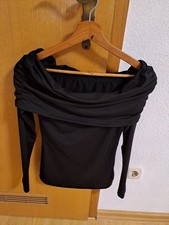 Schwarzes Oberteil mit weitem Ausschnitt