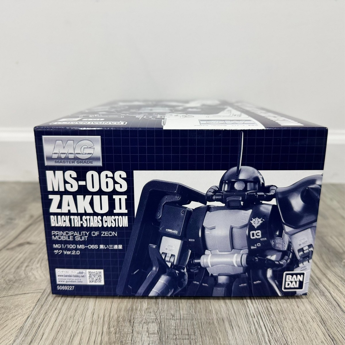 Premium Bandai MG 1/100 MS-06S ZAKUII (BLACK TRI-STARS CUSTOM) VER