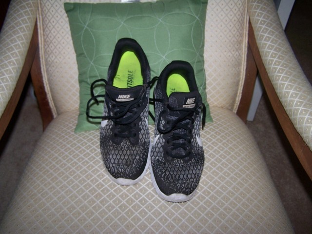 nike air max sequent 2 black and white