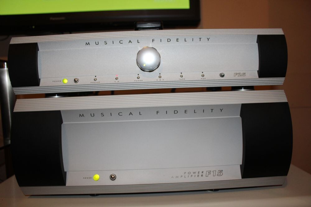Musical Fidelity F-Class A: F25 pre/F15 ampli/FT tuner – 2 remote