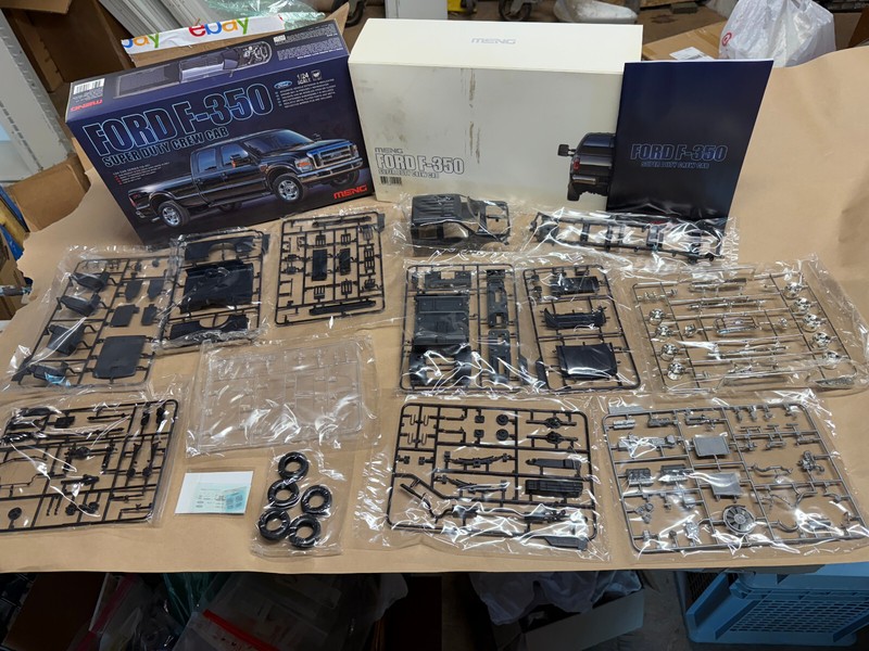 F-350 SUPER DUTY Crew Cab Model Kit COMPLETE in BOX MENG CS-001 1/24 2014 FORD