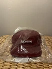 CASQUETTE DE CAMP EN DENIM SUPRÊME ROUGE FW24 *ÉPUISÉE*