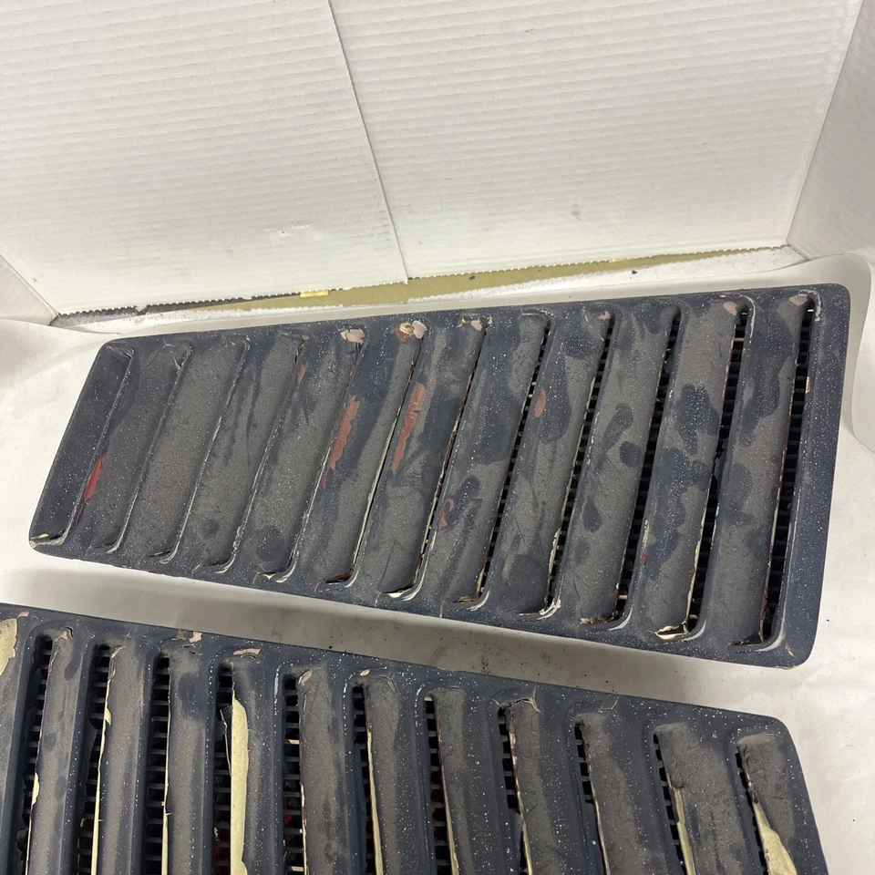 Bonitas parrillas de ventilación Mustang Fastback 1967 1968 usadas sin restaurar Foto 3 de 4