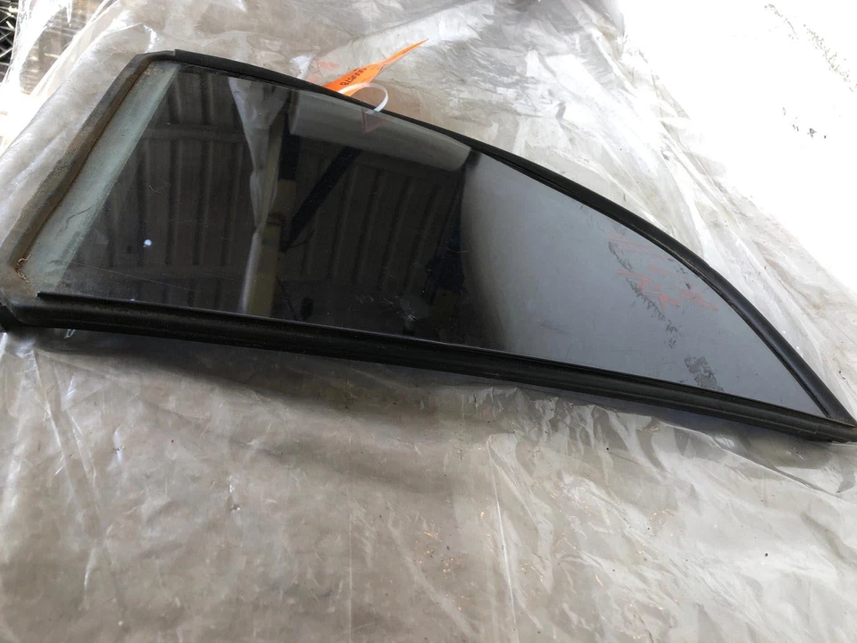 Suzuki Grand Vitara 1999 puerta trasera ventana ventilación vidrio con tinte de privacidad derecha derecha derecha Foto 2 de 4