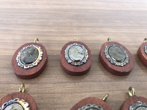 Lagerbestand von 12 Vintage Kamee Anhänger aus Metall Dekor Holzsockel - Bild 9 von 9
