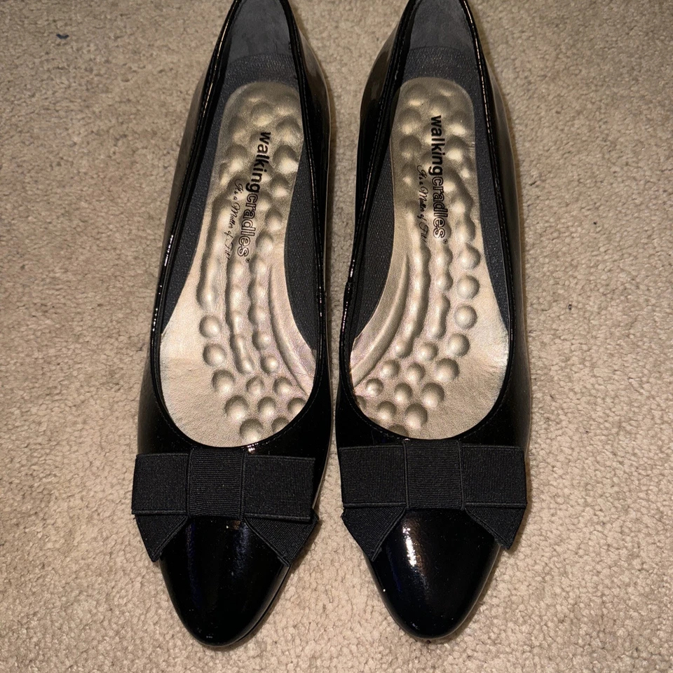 Harper de arco de charol negro 10 estrecho para mujer Walking Cradles Co. Foto 3 de 4