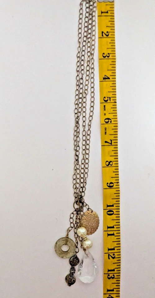 Hormiga de gran tamaño Vinage Statement. Collar tono dorado con varios dijes gruesos Foto 3 de 4