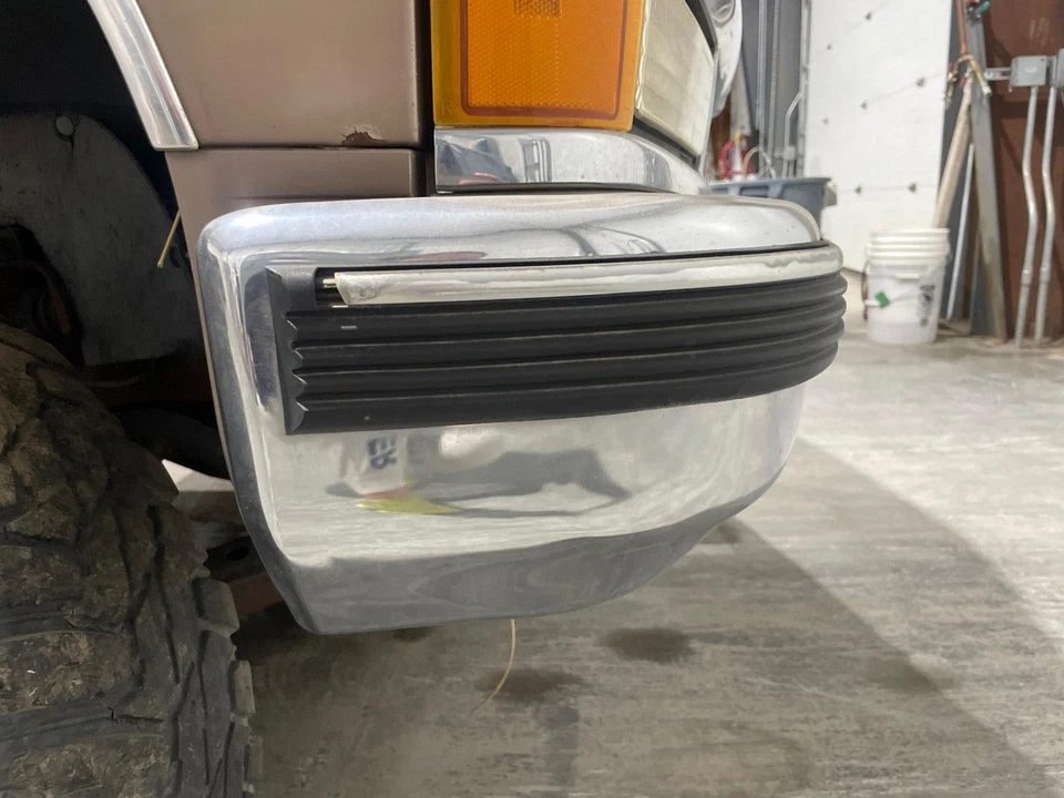 *DMG 1992 - 1999 Chevy Suburban 1500 Chrome Bumper *(Dents) Foto 2 de 4