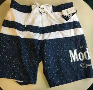 modelo swim trunks