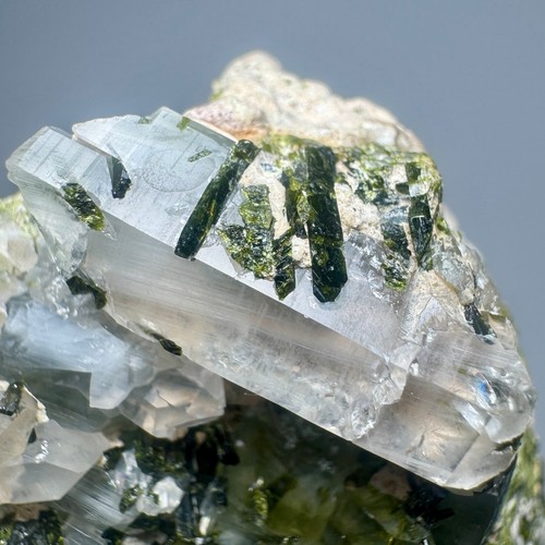 234 Grams Ultra Rare Top Green Epidote With Quartz Crystals Bunch On Matrix - Picture 2 of 14