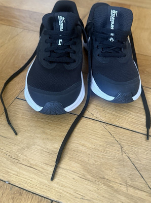 Nike Star Runner Sneaker Unisex Kinder EU 38 schwarz weiß atmungsaktiv Schnürung