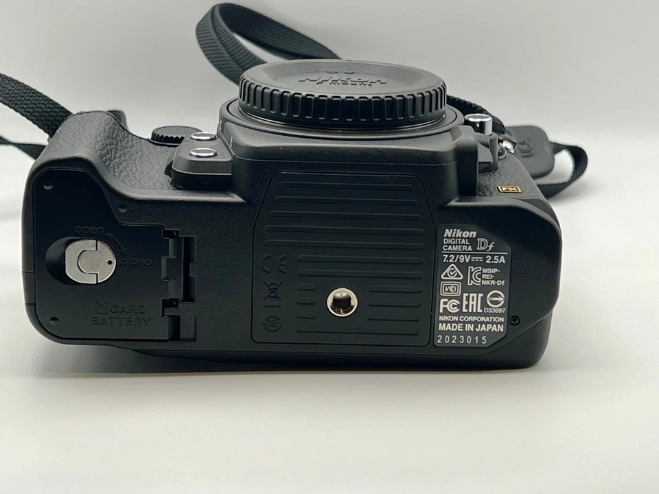 Nikon Df 16.2MP DSLR Body Only with Gariz Grip + Remote,  Low shutter ct  1131 - Image 4 of 4