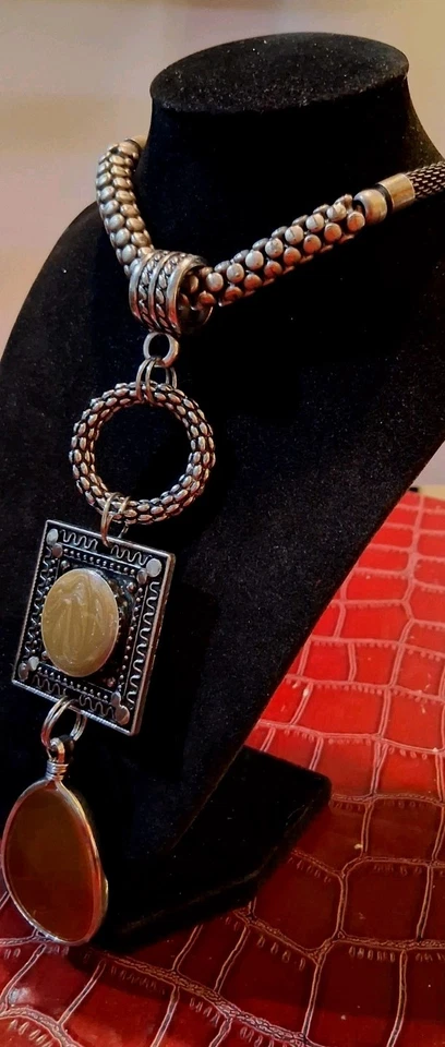 Collar Colgante Artesanal Modernista Color Ámbar Lágrima Tono Plata Trenza Negra Foto 3 de 4