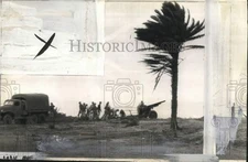 1942 Press Photo US troops with light beach gun at Oahu, Hawaii in World War II
