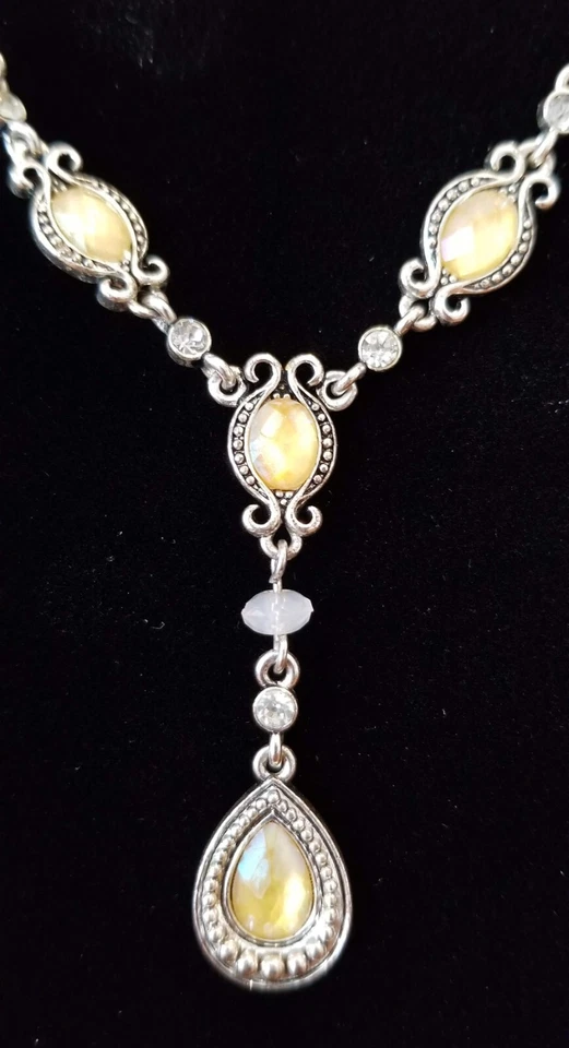 **Collar Avon Iridiscente Amarillo Estrás Y Plata** Foto 2 de 4