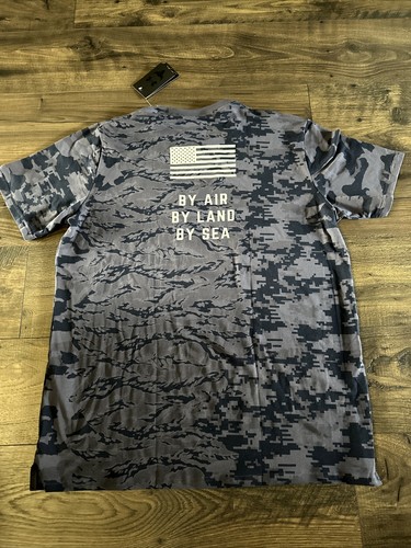 Camiseta camuflada para hombre LGT Project Rock Veterans Day Show entrenamiento gimnasio entrenamiento - Imagen 4 de 5