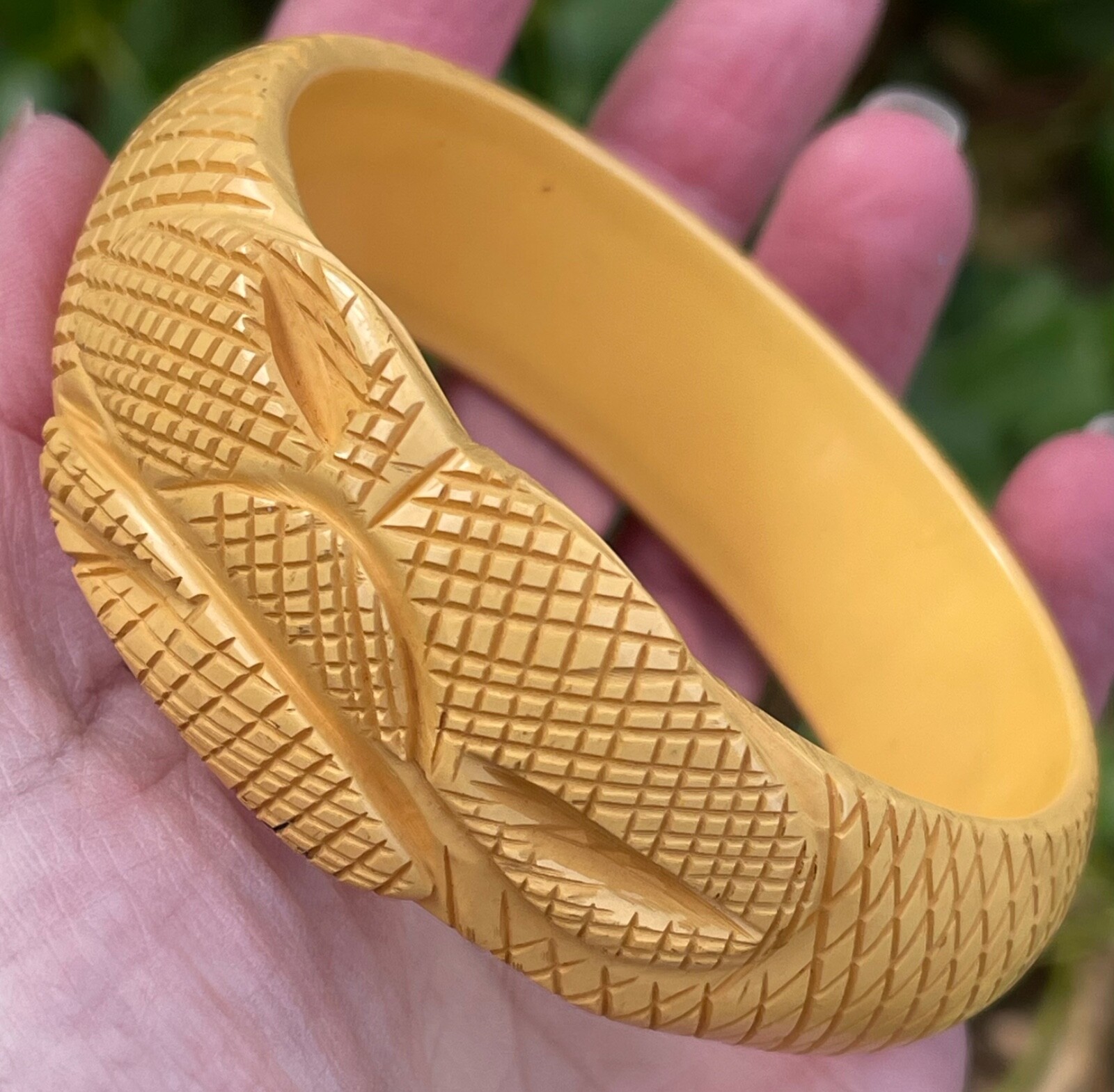 Bakelite snake scale pattern bangle bracelet vint… - image 11