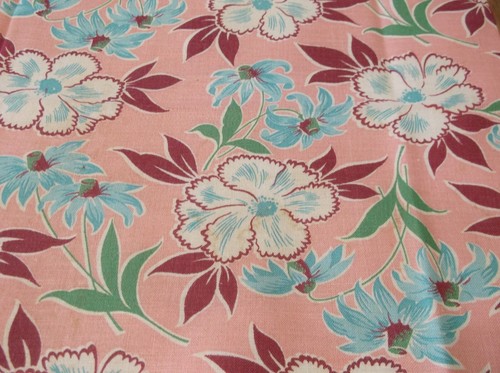 Zwei Vintage Futtersäcke Stoff/Steppdecke/Material rosa mit weißen blauen & roten Blumen (Flecken) - Bild 5 von 11