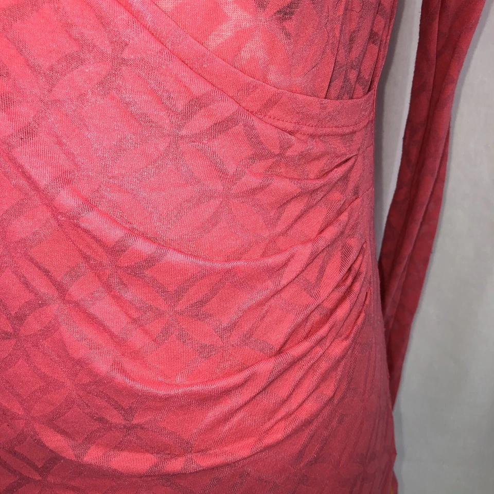 Camisa Lucy Spirit Burnout com capuz envoltório falso semi-transparente rosa franzida pequena - Imagem 3 de 4