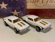 HOT WHEELS OLDS 442 X2. 2000 WHITE W/GOLD STRIPS NICE