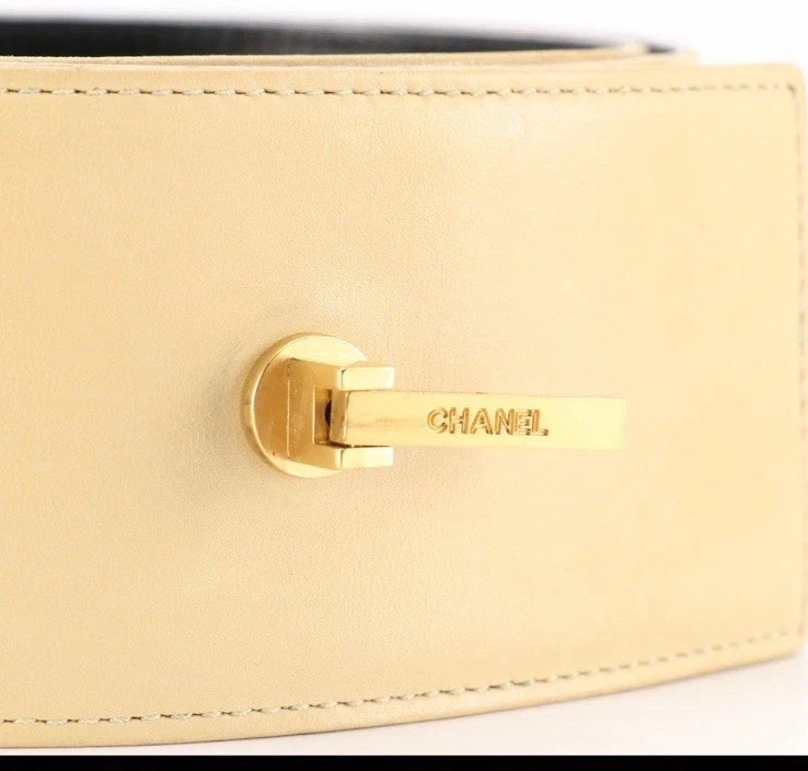 Cinturón Chanel de cuero beige con detalles dorados Foto 2 de 4