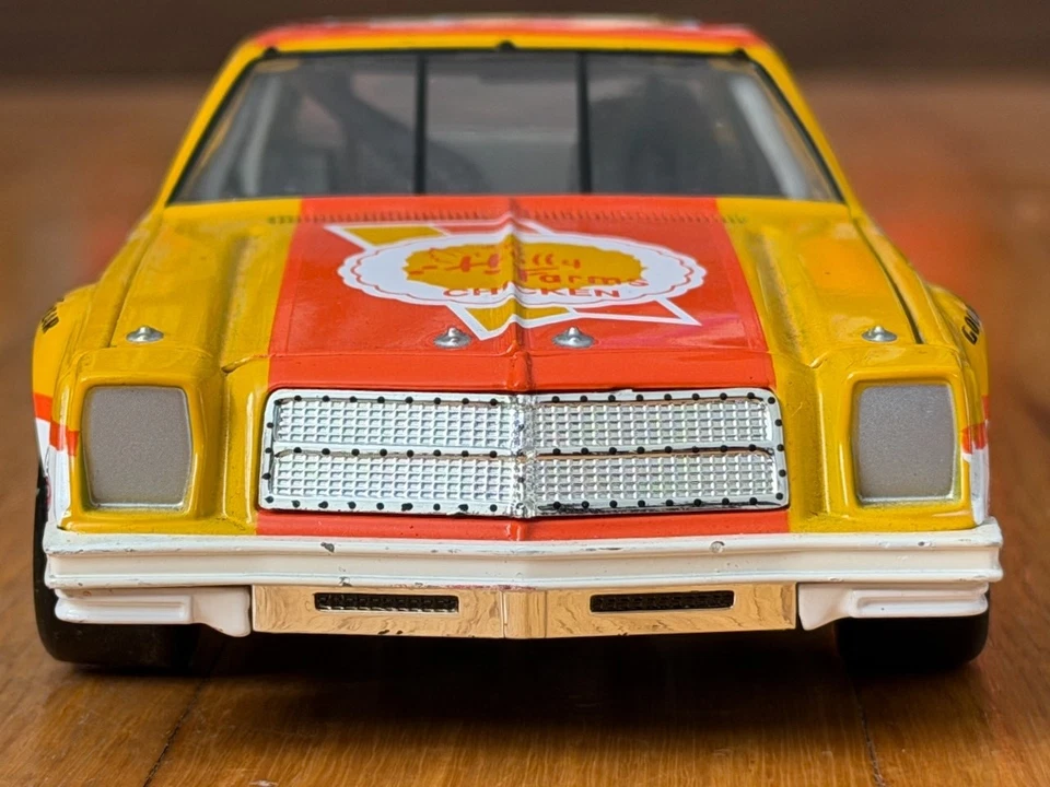 Chevy Malibu 1976 Cale Yarborough #11 Holly Farms Chicken 1:24 acción sin caja Foto 2 de 4