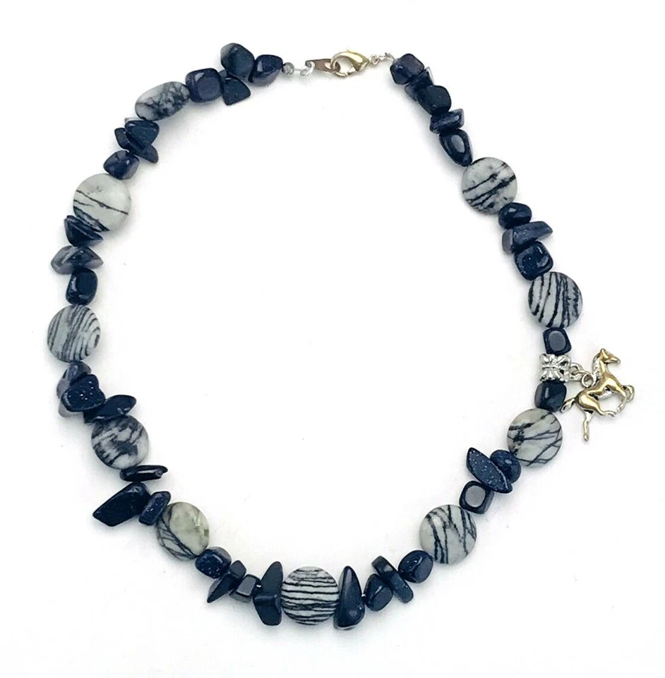 Collar gargantilla colgante caballo piedra dorada púrpura ágata cebra Foto 3 de 4