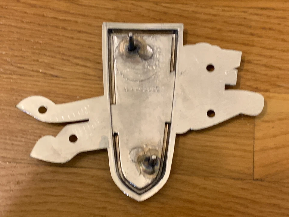 HERMOSO ADORNO EMBLEMA PARRILLA CHRYSLER NEW YORKER 1960 NOS Foto 4 de 4