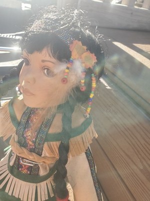 Vintage Indianer Indianer Mädchen Porzellan Puppe 15'' groß mit Ständer