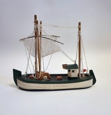 Vintage Wooden TRAWLER boat  17.5 cm Length 15 cm Tall  Good Condition